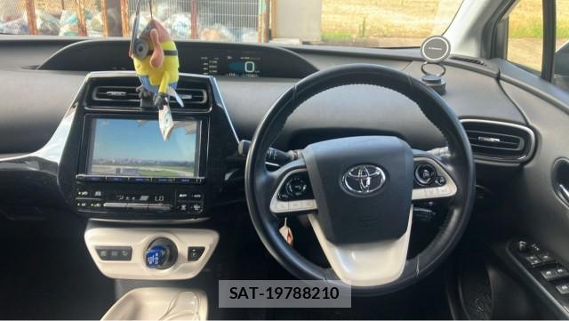 Toyota PRIUS 2017-08 8282104-16