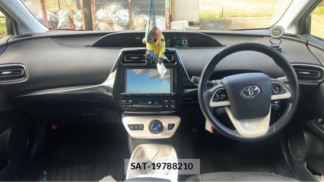 Toyota PRIUS 2017-08 8282104-2