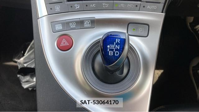 Toyota PRIUS 2015-01 8282175-14