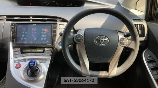 Toyota PRIUS 2015-01 8282175-16
