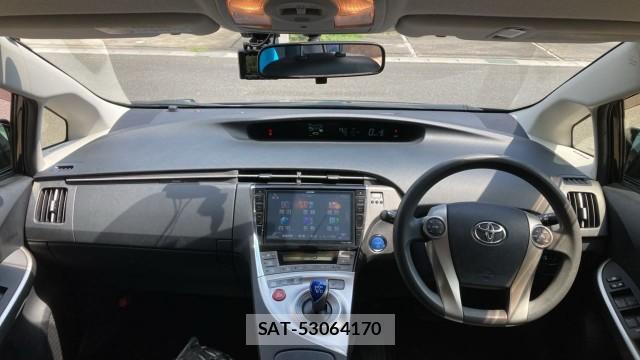 Toyota PRIUS 2015-01 8282175-2