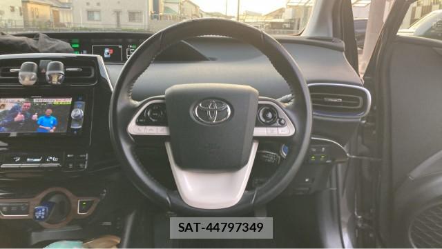 Toyota PRIUS 2018-07 8282236-16