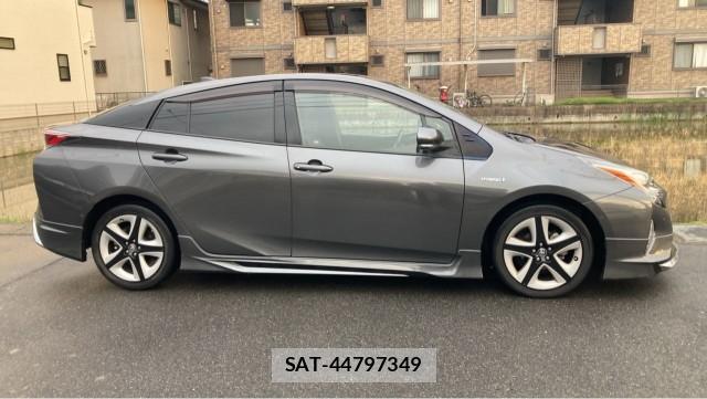 Toyota PRIUS 2018-07 8282236-3