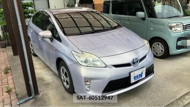 Toyota PRIUS 2014-08 8282325-11