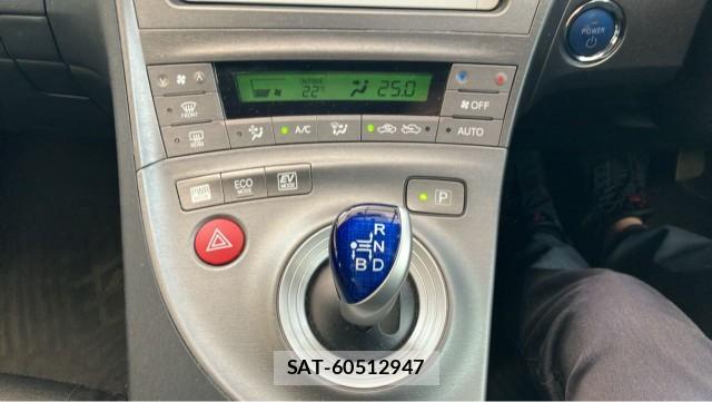 Toyota PRIUS 2014-08 8282325-14