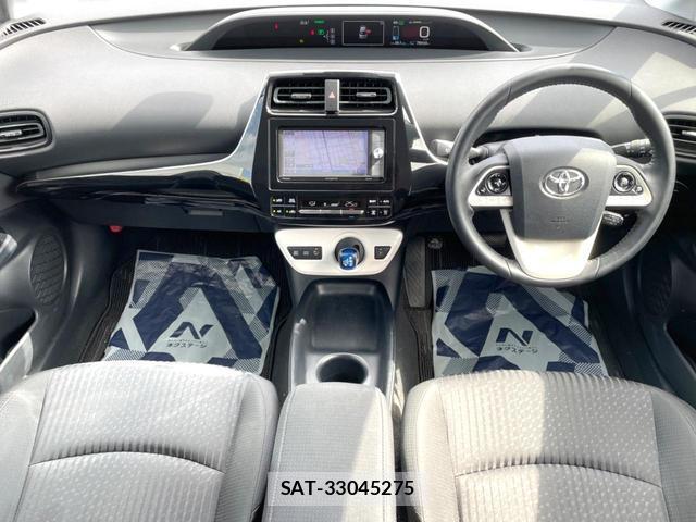 Toyota PRIUS 2016-05 8282710-1