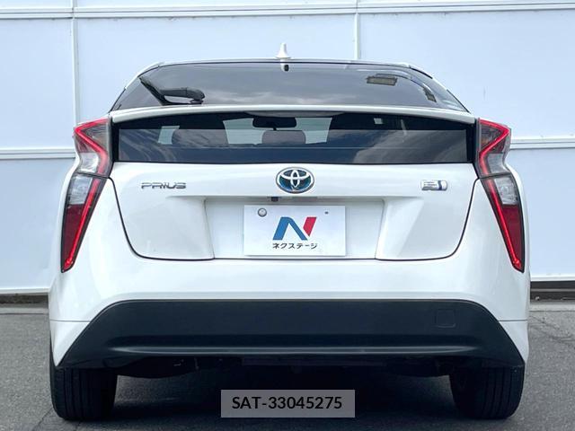 Toyota PRIUS 2016-05 8282710-14