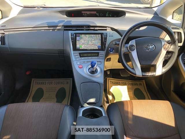 Toyota PRIUS 2013-06 8283210-1