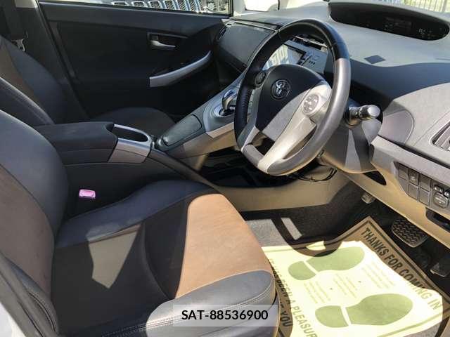 Toyota PRIUS 2013-06 8283210-13