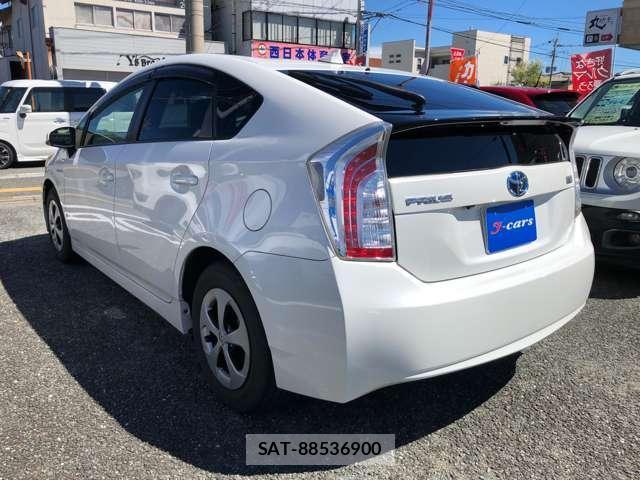 Toyota PRIUS 2013-06 8283210-3