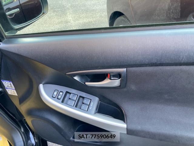 Toyota PRIUS 2015-11 8283296-11