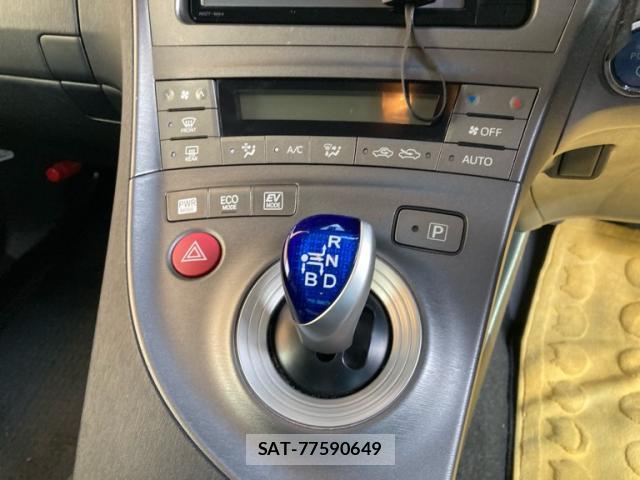 Toyota PRIUS 2015-11 8283296-17