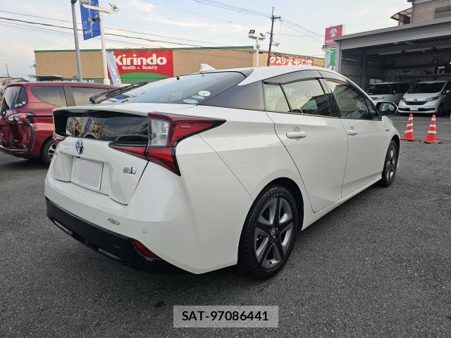 Toyota PRIUS 2021-06 8283694-1