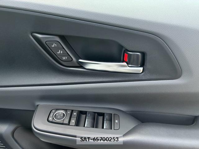 Toyota PRIUS 2024-09 8284221-11