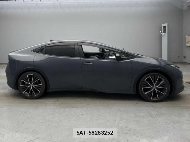 Toyota PRIUS 2023-07 8284671-13