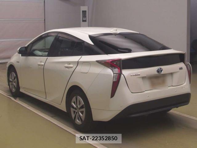 Toyota PRIUS 2017-09 8284674-1