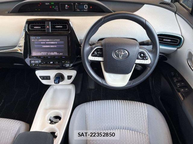 Toyota PRIUS 2017-09 8284674-2
