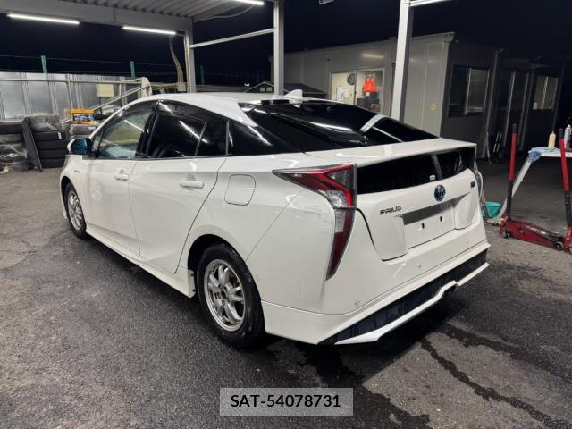 Toyota PRIUS 2017-02 8285328-1