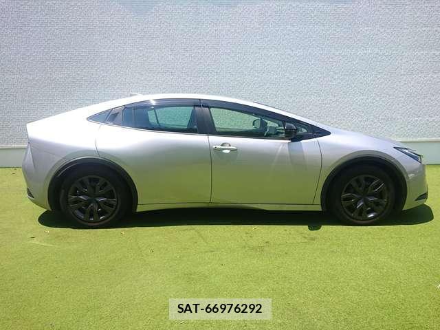 Toyota PRIUS 2023-10 8285483-17