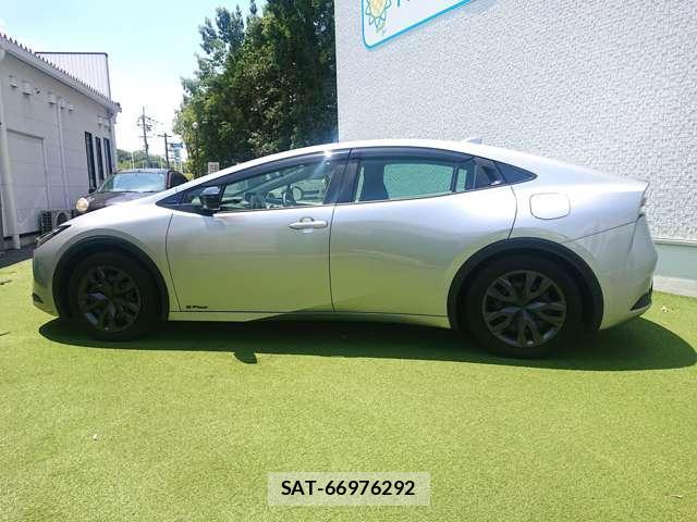 Toyota PRIUS 2023-10 8285483-18