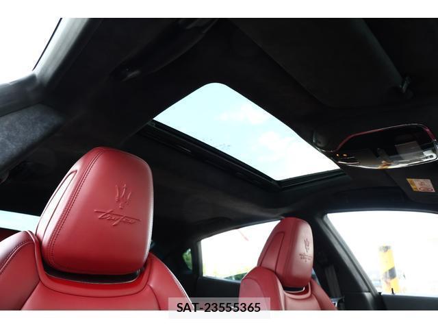 Maserati QUATTROPORTE 2021-11 8285238-11