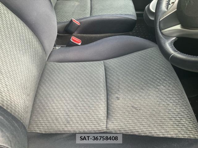 Toyota RACTIS 2011-08 8279644-15