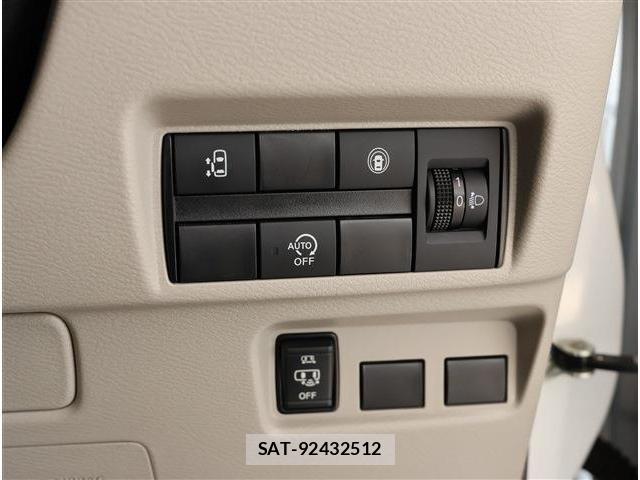 Nissan ROOX 2022-06 8279104-9