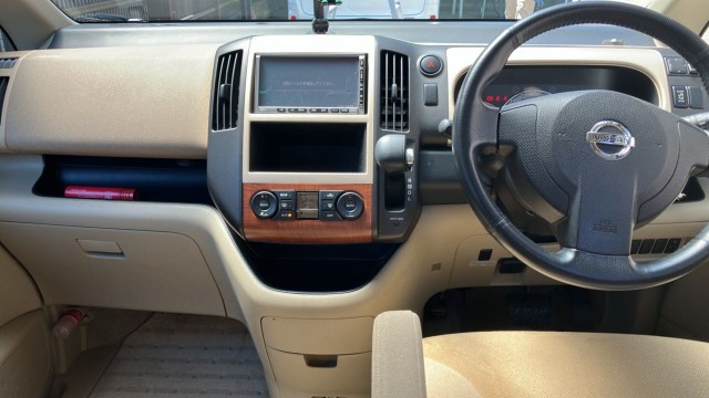 Nissan SERENA 2006-02 8280548-2