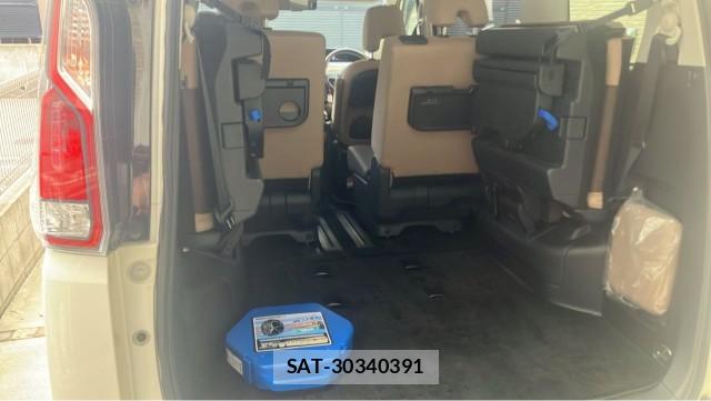 Nissan SERENA 2017-09 8281405-17