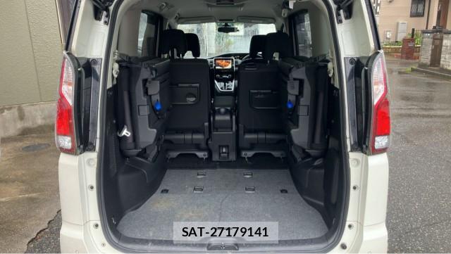 Nissan SERENA 2017-08 8281577-17