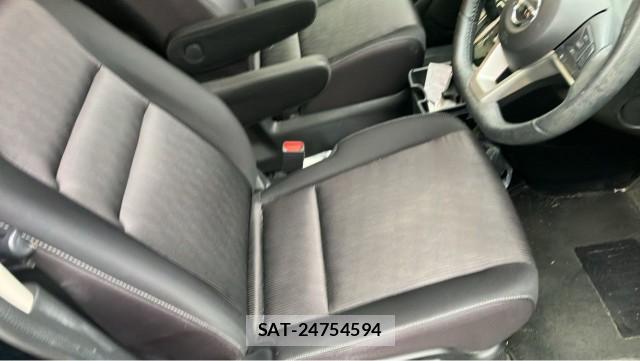 Nissan SERENA 2017-07 8281607-5