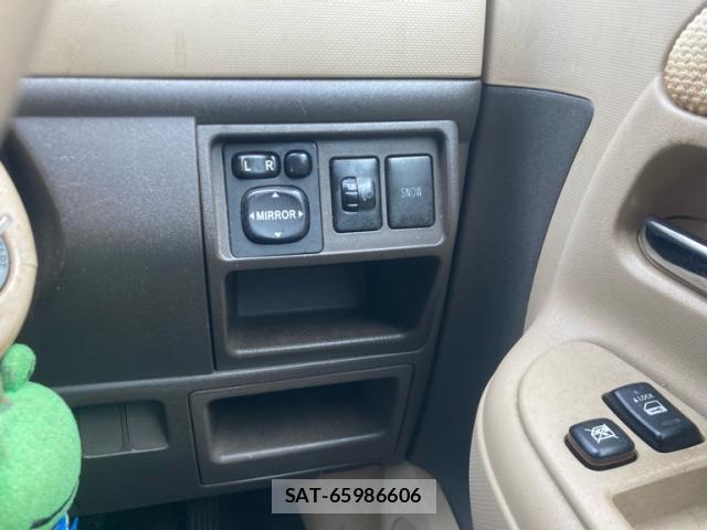 Toyota SIENTA 2007-06 8279525-10