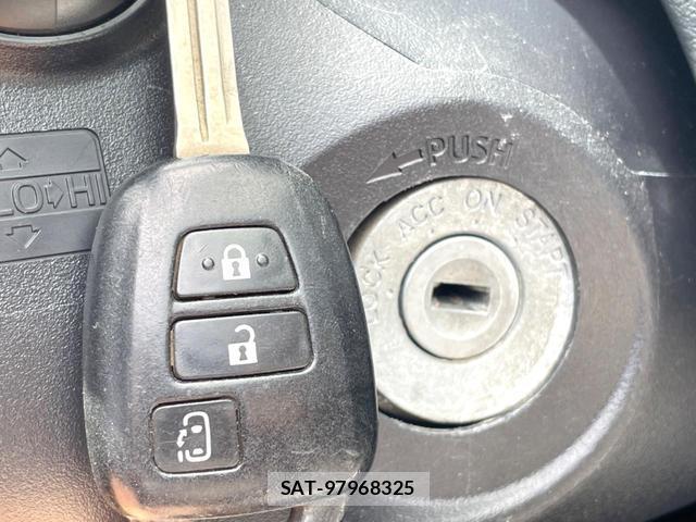 Toyota SIENTA 2017-05 8282713-5