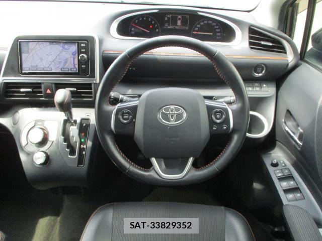 Toyota SIENTA 2018-06 8283432-1