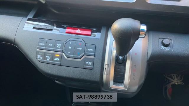Honda e 2010-06 8280619-14
