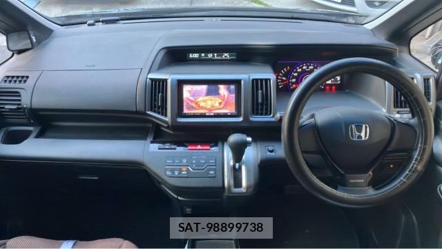 Honda e 2010-06 8280619-2