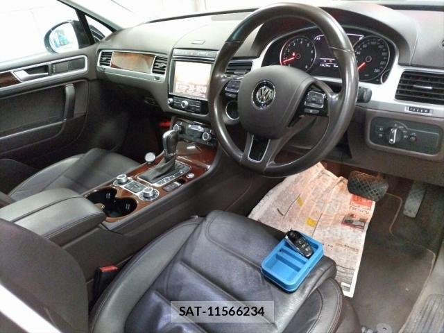 VolksWagen TOUAREG 2015-06 8284408-2