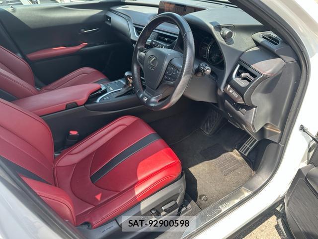 Lexus UX 2018-11 8277858-11