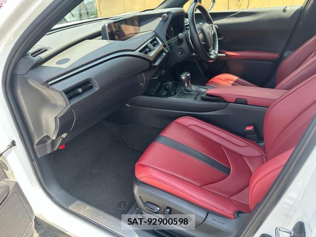 Lexus UX 2018-11 8277858-13
