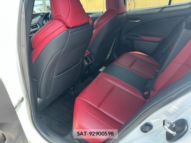 Lexus UX 2018-11 8277858-14