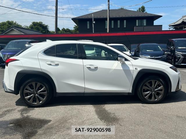 Lexus UX 2018-11 8277858-18