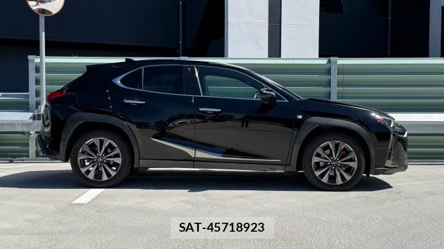 Lexus UX 2018-11 8281632-3