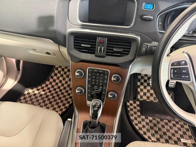 Volvo V40 2020-07 8277681-4
