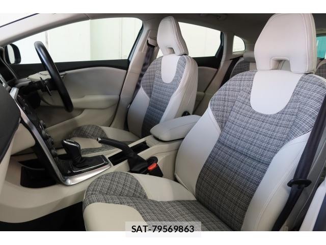 Volvo V40 2018-12 8277703-11