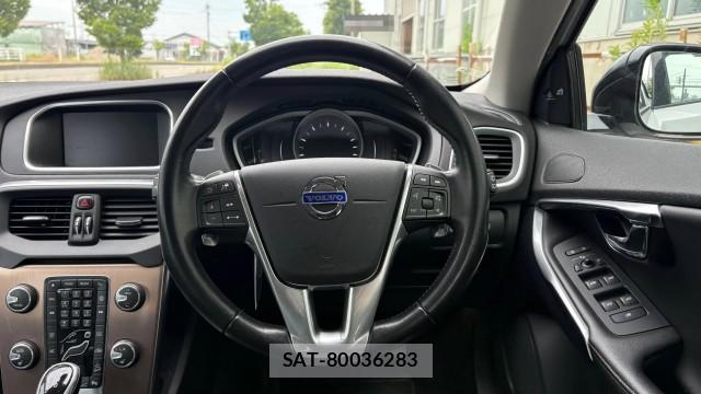 Volvo V40 2016-06 8282037-13