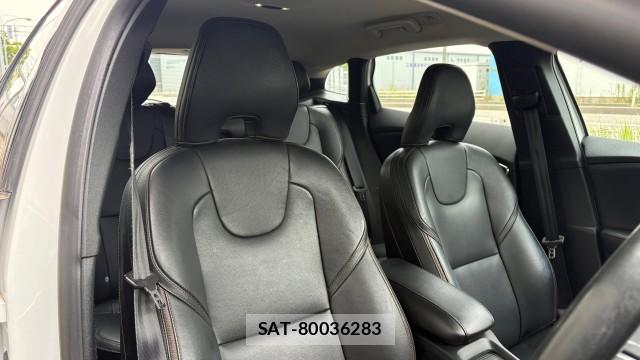 Volvo V40 2016-06 8282037-5