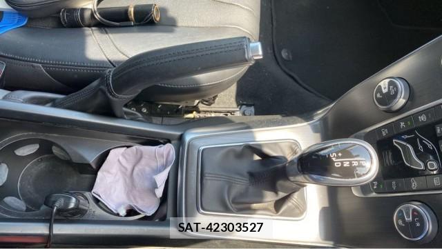 Volvo V40 2015-12 8282347-14