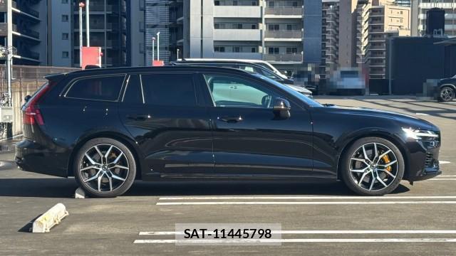 Volvo V60 2023-06 8282245-3