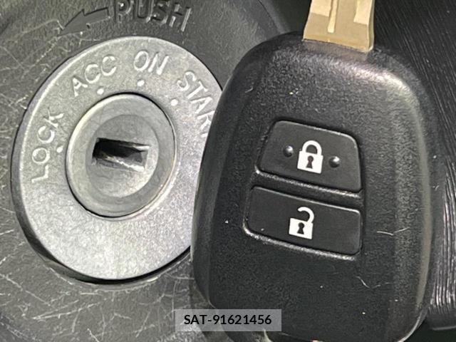 Toyota VITZ 2012-10 8219507-17