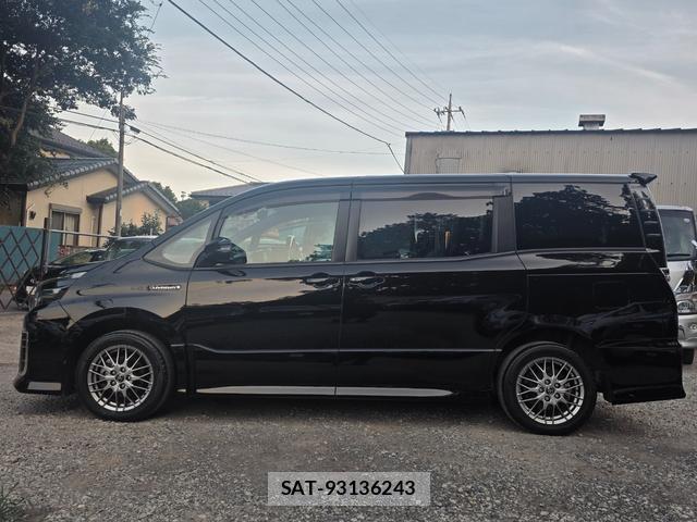 Toyota VOXY 2016-03 8276731-3